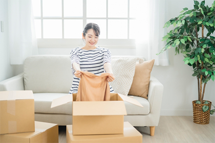 引越し準備をする女性